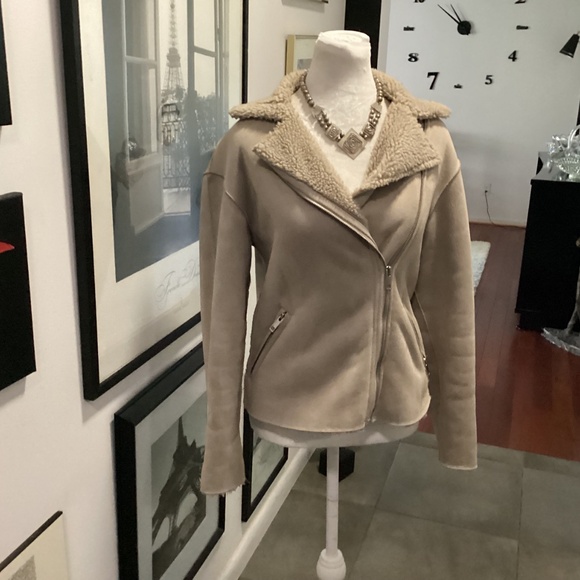 H&M a cutest suede jacket ever. Lined size 2 tan color zippered - Picture 5 of 11